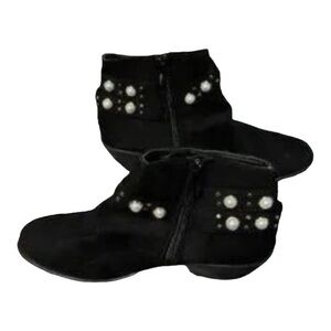 Super cute Faux Pearl accented booties - wee boo brand new 7.5